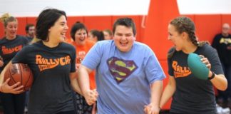 Two BGSU student volunteers