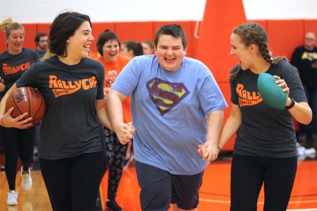 Two BGSU student volunteers