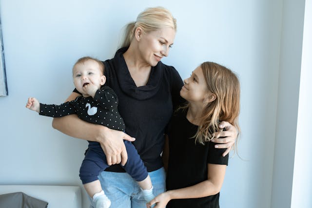 Avoiding Sibling Rivalry When Baby Arrives: 24 Things to Say and Do